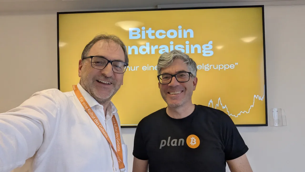 Reinhard Heiserer und Friedbert Ottacher vor einer Bitcoin-Fundraising-Präsentation